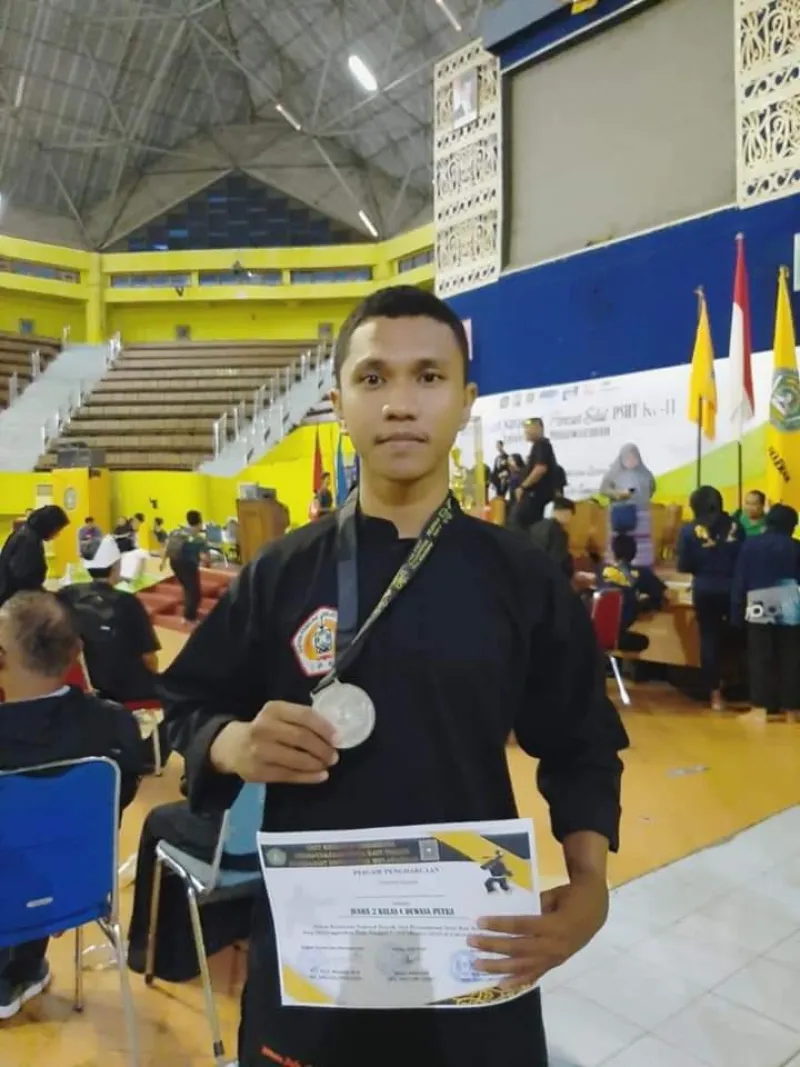 Mahasiswa Teknik Mesin Uniba Yanuarius Risky Waga ruge memiliki prestasi dibidang ilmu pencak silat.